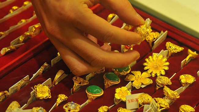 Domestic gold hits a new record high on global uncertainties